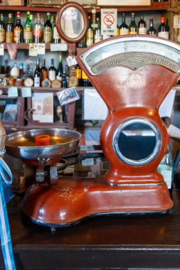 Modern Bar 'ın içinde bir sürü alkol şişesi var.