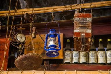 Modern Bar 'ın içinde bir sürü alkol şişesi var.