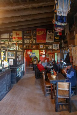 Rio De Janeiro 'daki modern barda oturan turistler 