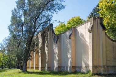 Parktaki eski terk edilmiş bina.