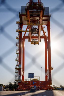 Vinç gökyüzüne karşı limanda 