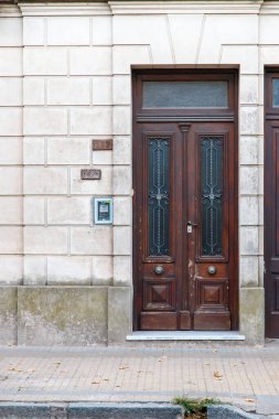 Buenos Aires caddesindeki eski kapıların gündüz görüşü