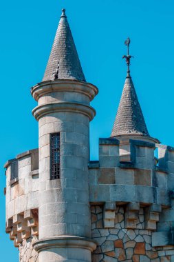 Mavi gökyüzüne karşı kadim güzel kale