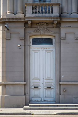 Tahta kapı tarihi binanın ön cephesinde yaşını gösteriyor.