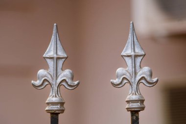 Küçük bir kasabada demir parmaklık döşedim.