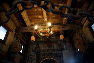 Buenos Aires 'teki ortaçağ şatosunda asılı duran eski bir lamba.