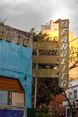 Şehirdeki binadaki eski tabela görüntüsü 