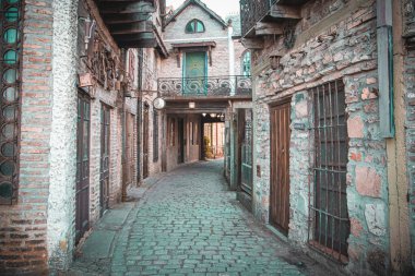 Buenos Aires, Arjantin - 18 Nisan 2023: Arjantin 'in ortaçağ köyü Campanopolis' te taştan binaları olan Dar Sokak 