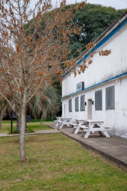 Sonbahar parkındaki eski binanın manzarası 