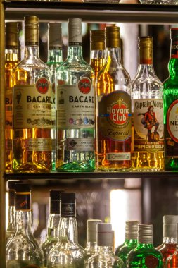 Modern Bar 'ın içinde bir sürü alkol şişesi var.