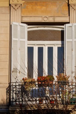 Penceresi ve demir balkonu olan eski bina cephesi