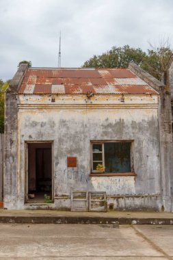 Bulutlu gökyüzünün altında terk edilmiş bina 