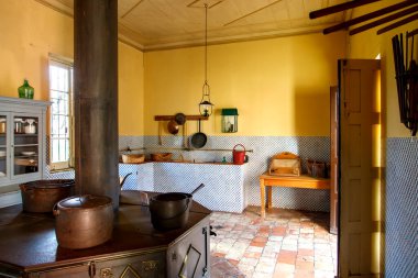 Eski bir retro mutfağın içi.