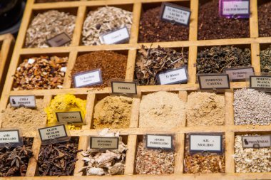Satılık ahşap kutulardaki çeşitli baharatlar.