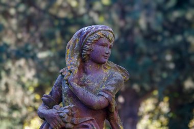 Parktaki bir kadın heykeli