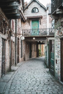 Buenos Aires, Arjantin - 18 Nisan 2023: Arjantin 'in ortaçağ köyü Campanopolis' te taştan binaları olan Dar Sokak 