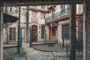 Buenos Aires, Arjantin - 18 Nisan 2023: Campanopolis 'te küçük bir bahçe, Arjantin' in ortaçağ köyü 