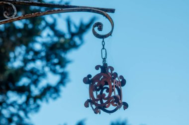 Metal şeklinde dekoratif elementler.