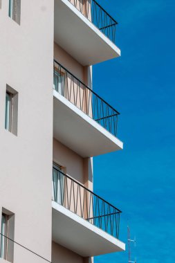 modern apartman binaları dış mekan ve mavi gökyüzü 