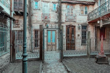 Buenos Aires, Arjantin - 18 Nisan 2023: Campanopolis 'te küçük bir bahçe, Arjantin' in ortaçağ köyü 