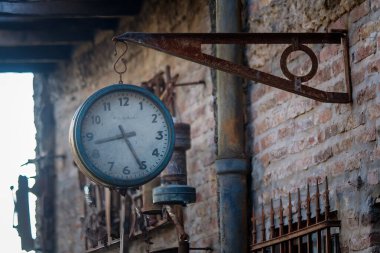 Eski tuğla duvardaki saat..