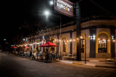 Geceleri şehir caddesinde boş bir kafe. 