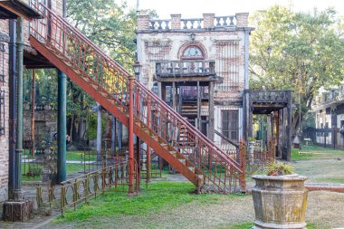 Eski şehirde terk edilmiş bir bina 