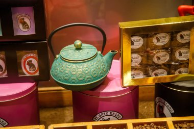 Bir sürü çikolata kutusu ve vitrindeki Çin çaydanlığı.