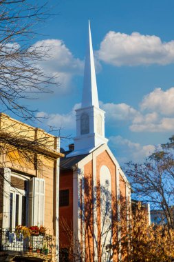Arka planda mavi gökyüzü olan küçük bir kilise.