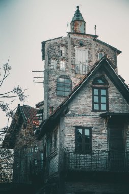 Buenos Aires, Arjantin - 18 Nisan 2023: Arjantin 'in ortaçağ köyü Campanopolis' te taş bina detayları ve ağaçlar 