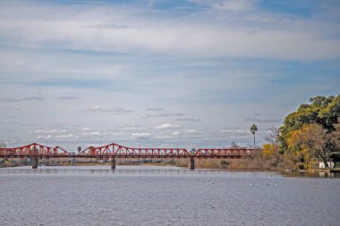 Kırmızı köprü nehri canlı şehir manzarasıyla kaplıyor..