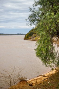 Dağlarla çevrili bir nehirin dikey görüntüsü.  