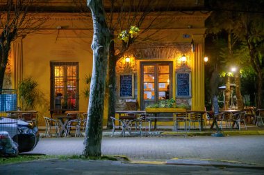 Geceleri şehir caddesinde boş bir kafe. 