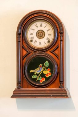 Duvarda ahşap bir saat.