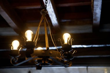 tavanda asılı vintage avize