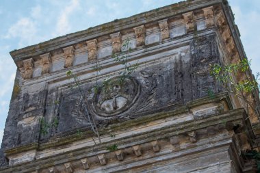 Buenos Aires, Arjantin - 18 Nisan 2023: Arjantin 'in ortaçağ köyü Campanopolis' teki eski bir binanın ayrıntıları