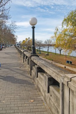 Buenos Aires 'te nehir boyunca uzanan huzurlu bir cadde.