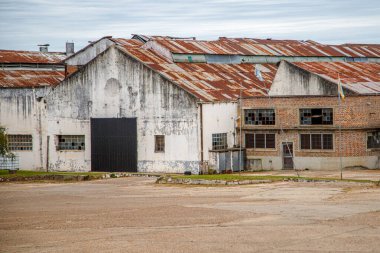 Kırsalda terk edilmiş eski bir fabrika binası.