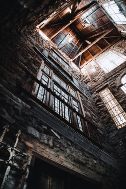 Buenos Aires, Arjantin - 18 Nisan 2023: Arjantin 'in ortaçağ köyü Campanopolis' teki taş kulenin içi 