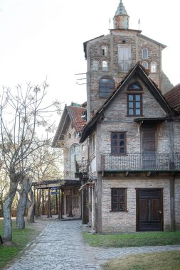 Buenos Aires, Arjantin - 18 Nisan 2023: Arjantin 'in ortaçağ köyü Campanopolis' te inşaat detayları ve ağaçlar 