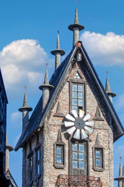 Buenos Aires, Arjantin - 18 Nisan 2023: Campanopolis, Arjantin 'in ortaçağ köyü. Bir peri masalından fırlamış bir tema parkı. Antonio Campana tarafından yaratılmış bir ortaçağ tarzında detaylarla dolu..