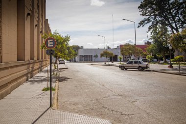 Eski şehrin boş bir caddesinin manzarası