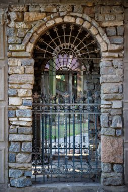 Buenos Aires, Arjantin - 18 Nisan 2023: Arjantin 'in ortaçağ köyü Campanopolis' teki eski bir binanın kemer kapısı 