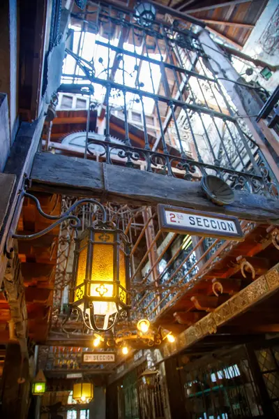 Şehirdeki retro kafe iç görünümü