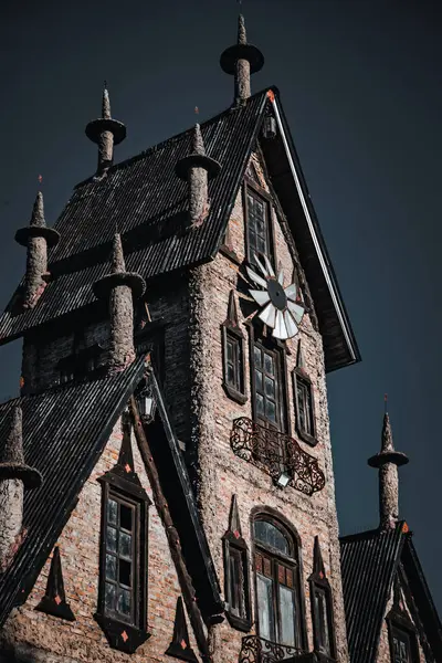 Buenos Aires, Arjantin - 18 Nisan 2023: Campanopolis, Arjantin 'in ortaçağ köyü. Bir peri masalından fırlamış bir tema parkı. Antonio Campana tarafından yaratılmış bir ortaçağ tarzında detaylarla dolu..