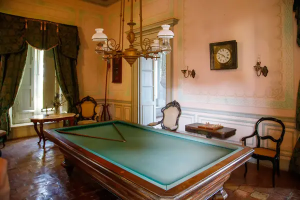 Buenos Aires, Arjantin - 18 Nisan 2023: San Jose Sarayı bilardo masası 