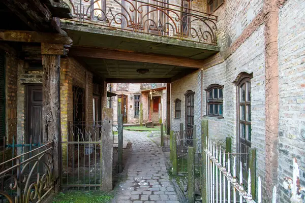 Buenos Aires, Arjantin - 18 Nisan 2023: Arjantin 'in ortaçağ köyü Campanopolis' te taştan binaları olan Dar Sokak 