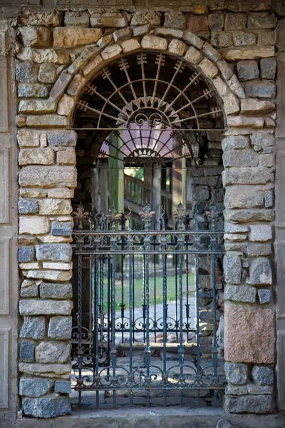 Buenos Aires, Arjantin - 18 Nisan 2023: Arjantin 'in ortaçağ köyü Campanopolis' teki eski bir binanın kemer kapısı 