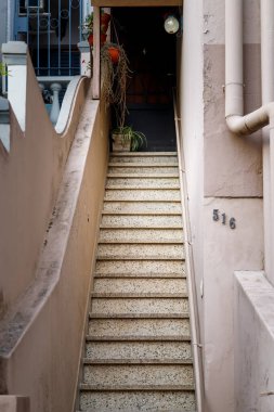 Dış merdivenler giriş kapısına doğru daralıyor.