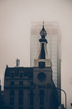 Modern gökdelenle sis arasında çelişen tarihi bina